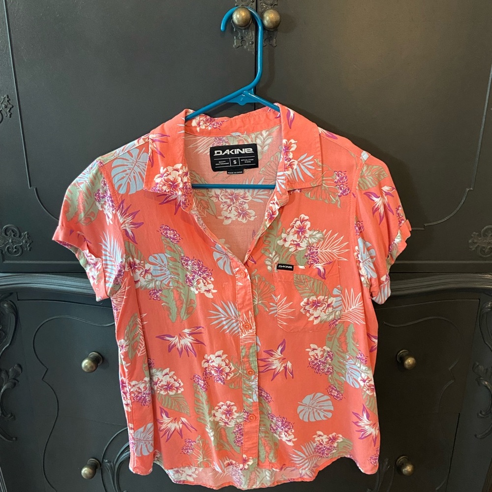 Dakine size small Hawaiian shirt. Lightweight